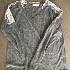 Cotton grey long sleeve with tribal accent size sm
